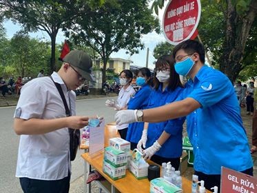 Gần 900.000 sỹ tử khẩu trang kín bưng làm thủ tục thi tốt nghiệp THPT ảnh 19