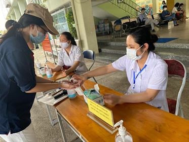Gần 900.000 sỹ tử khẩu trang kín bưng làm thủ tục thi tốt nghiệp THPT ảnh 22