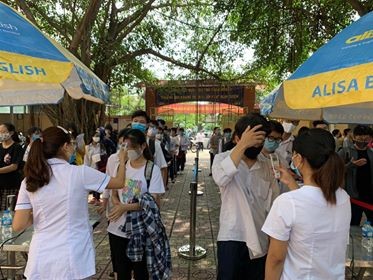 Gần 900.000 sỹ tử khẩu trang kín bưng làm thủ tục thi tốt nghiệp THPT ảnh 13