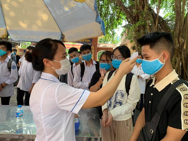 Gần 900.000 sỹ tử khẩu trang kín bưng làm thủ tục thi tốt nghiệp THPT ảnh 14