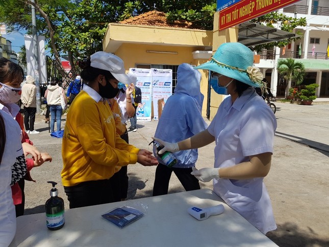Gần 900.000 sỹ tử khẩu trang kín bưng làm thủ tục thi tốt nghiệp THPT ảnh 51