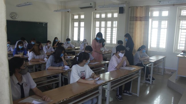 Gần 900.000 sỹ tử khẩu trang kín bưng làm thủ tục thi tốt nghiệp THPT ảnh 49