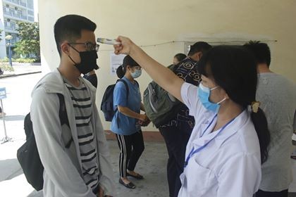 Gần 900.000 sỹ tử khẩu trang kín bưng làm thủ tục thi tốt nghiệp THPT ảnh 47
