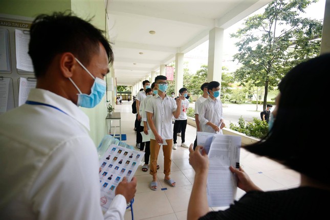 Gần 900.000 sỹ tử khẩu trang kín bưng làm thủ tục thi tốt nghiệp THPT ảnh 37