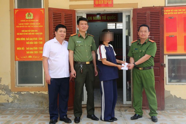 Bất ngờ nhận lại lắc tay 300 triệu đồng rơi ở sân bay ảnh 1