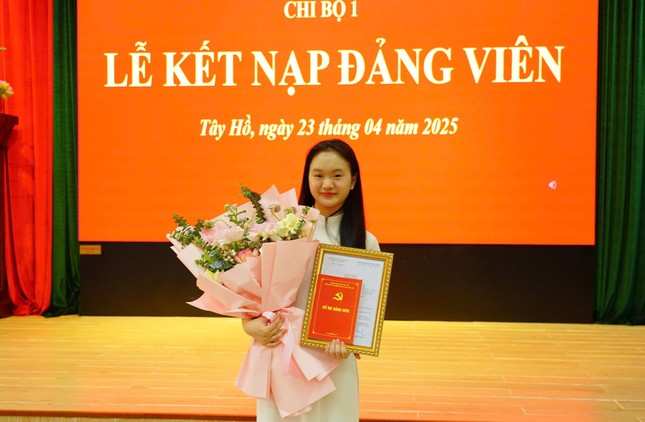 Nữ sinh lớp 12 - Cánh chim đầu đàn của lớp chuyên Địa được kết nạp Đảng ảnh 1