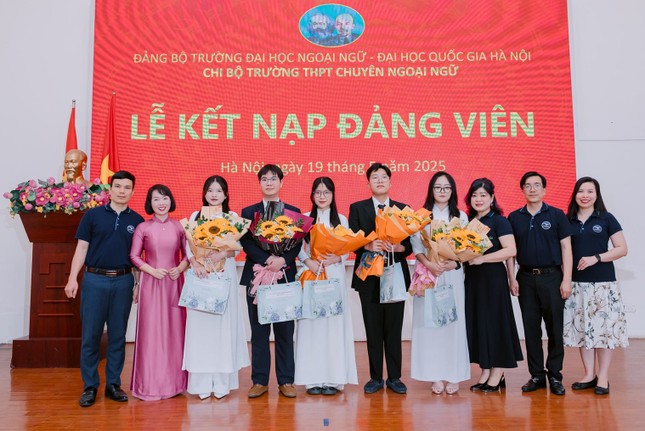 Năm học sinh ưu tú được kết nạp Đảng ảnh 1