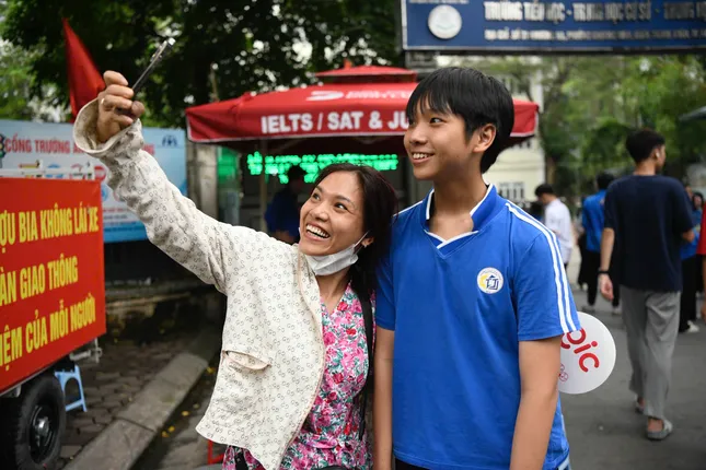 Đề thi, giải đề môn Toán vào lớp 10 ở Hà Nội năm 2025 ảnh 11