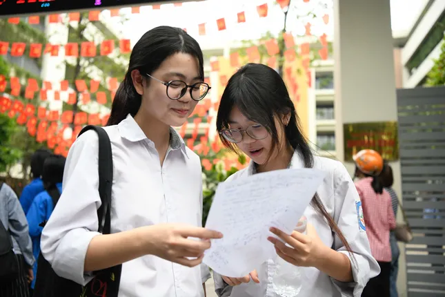 Đề thi, giải đề môn Toán vào lớp 10 ở Hà Nội năm 2025 ảnh 7