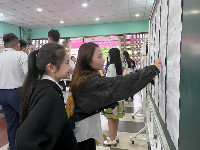 [TRỰC TIẾP]: Thí sinh đi xe lăn đến làm thủ tục thi tốt nghiệp ảnh 39