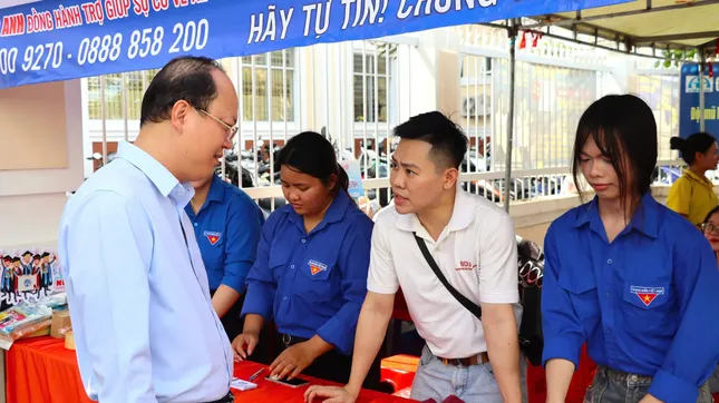 [TRỰC TIẾP]: Thí sinh đi xe lăn đến làm thủ tục thi tốt nghiệp ảnh 11