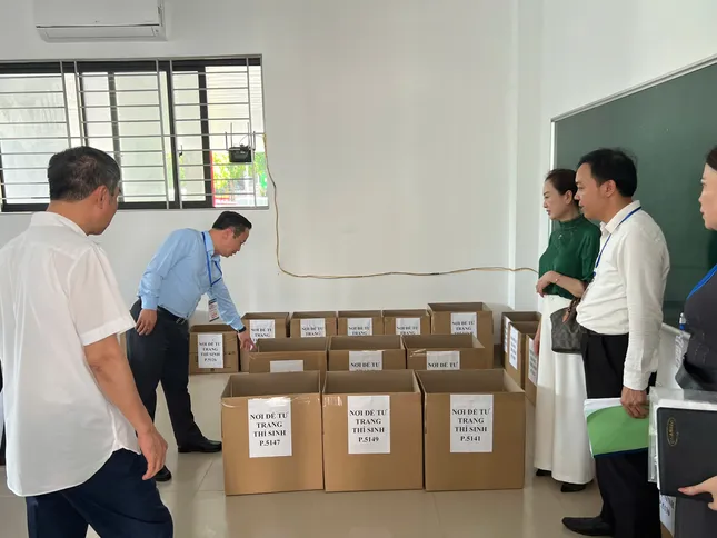 [TRỰC TIẾP]: Thí sinh đi xe lăn đến làm thủ tục thi tốt nghiệp ảnh 24