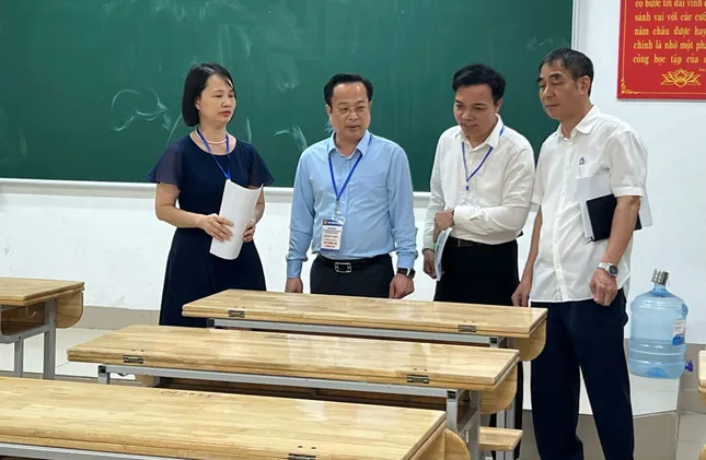 [TRỰC TIẾP]: Thí sinh đi xe lăn đến làm thủ tục thi tốt nghiệp ảnh 23