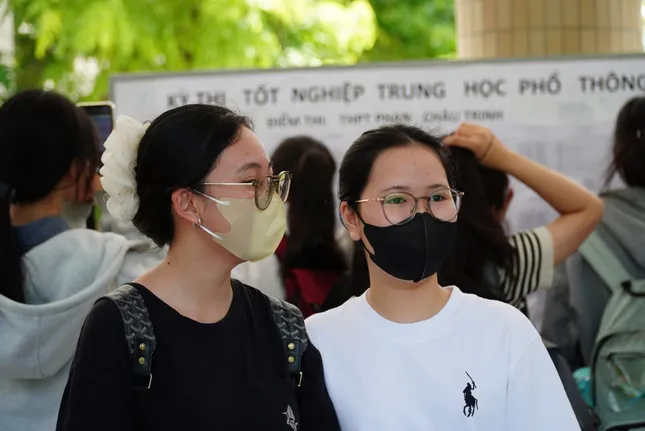 [TRỰC TIẾP]: Thí sinh đi xe lăn đến làm thủ tục thi tốt nghiệp ảnh 31
