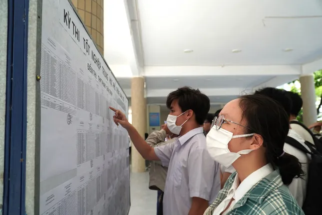 [TRỰC TIẾP]: Thí sinh đi xe lăn đến làm thủ tục thi tốt nghiệp ảnh 32
