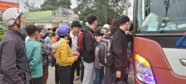 [TRỰC TIẾP]: Thí sinh đi xe lăn đến làm thủ tục thi tốt nghiệp ảnh 1