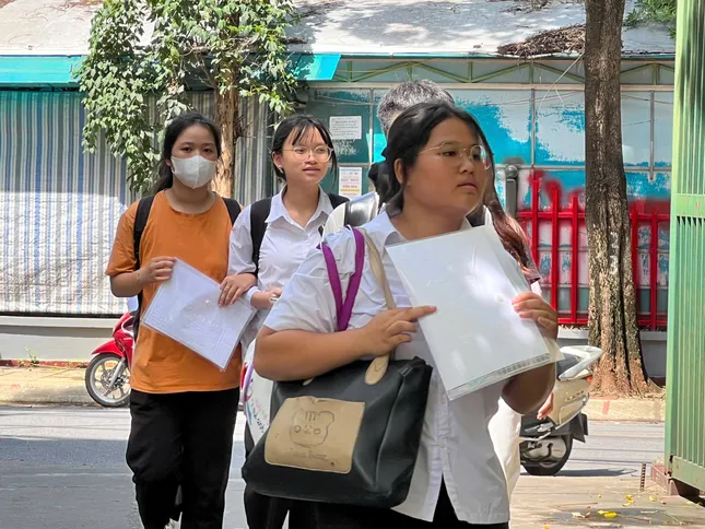 [TRỰC TIẾP]: Thí sinh đi xe lăn đến làm thủ tục thi tốt nghiệp ảnh 25