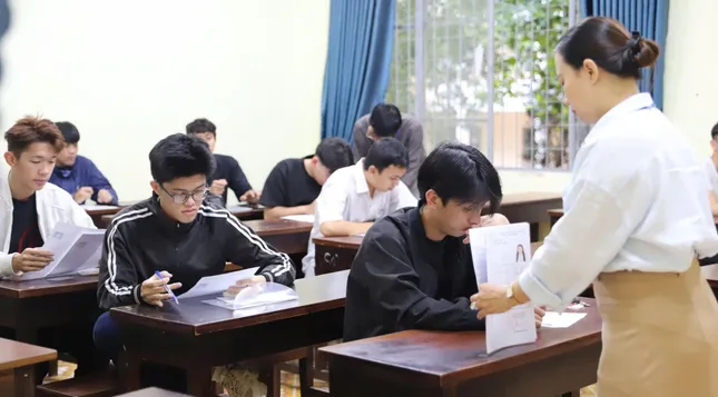 [TRỰC TIẾP]: Thí sinh đi xe lăn đến làm thủ tục thi tốt nghiệp ảnh 15