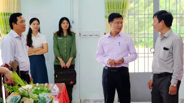 [TRỰC TIẾP]: Thí sinh đi xe lăn đến làm thủ tục thi tốt nghiệp ảnh 10