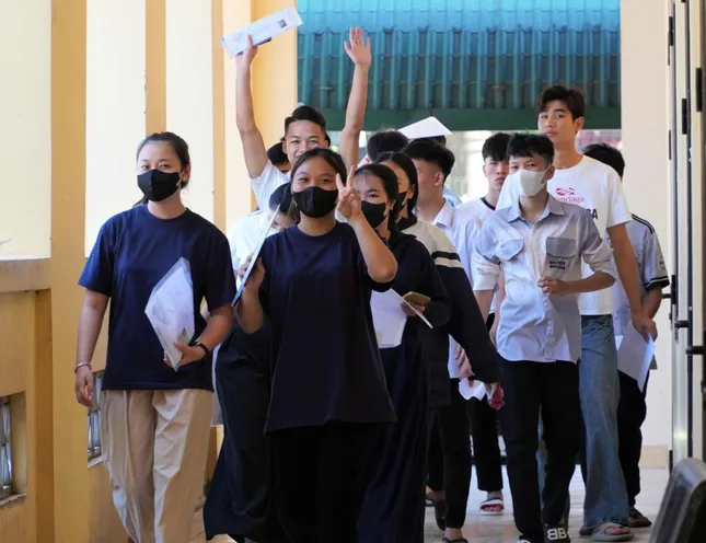 [TRỰC TIẾP]: Thí sinh đi xe lăn đến làm thủ tục thi tốt nghiệp ảnh 20