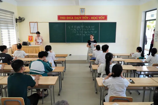 [TRỰC TIẾP]: Thí sinh đi xe lăn đến làm thủ tục thi tốt nghiệp ảnh 21