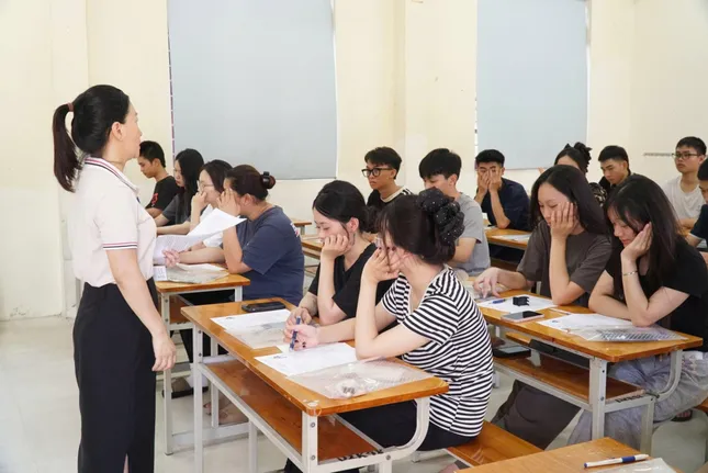 [TRỰC TIẾP]: Thí sinh đi xe lăn đến làm thủ tục thi tốt nghiệp ảnh 17