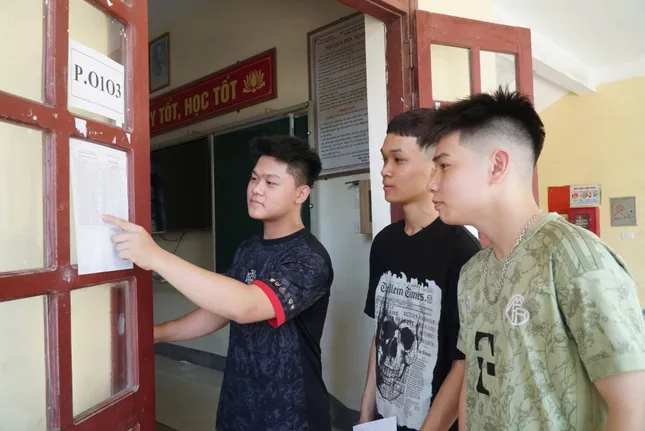 [TRỰC TIẾP]: Thí sinh đi xe lăn đến làm thủ tục thi tốt nghiệp ảnh 16