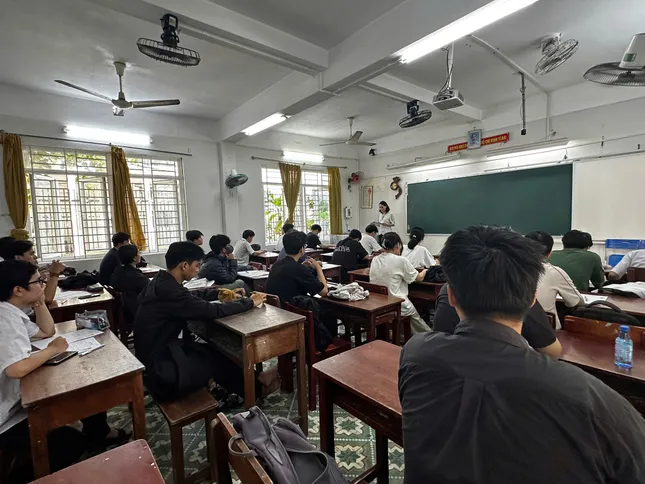 [TRỰC TIẾP]: Thí sinh đi xe lăn đến làm thủ tục thi tốt nghiệp ảnh 2