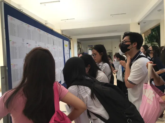 [TRỰC TIẾP]: Thí sinh đi xe lăn đến làm thủ tục thi tốt nghiệp ảnh 33