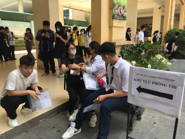 [TRỰC TIẾP]: Thí sinh đi xe lăn đến làm thủ tục thi tốt nghiệp ảnh 35