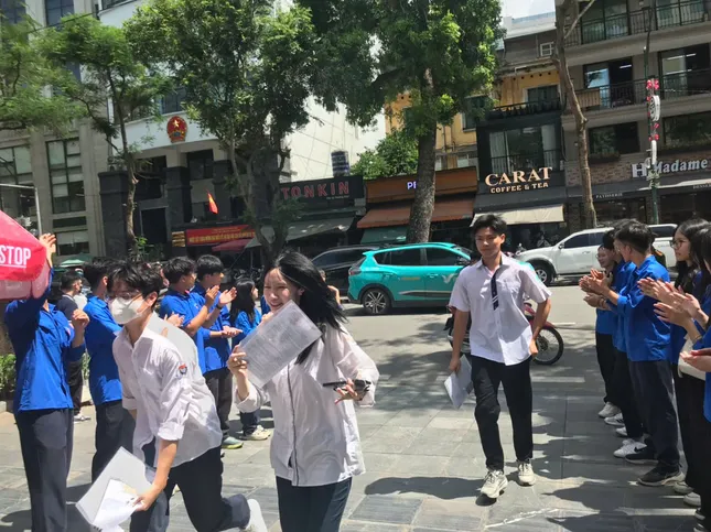 [TRỰC TIẾP]: Thí sinh đi xe lăn đến làm thủ tục thi tốt nghiệp ảnh 34