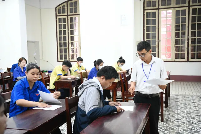 [TRỰC TIẾP]: Thí sinh đi xe lăn đến làm thủ tục thi tốt nghiệp ảnh 27