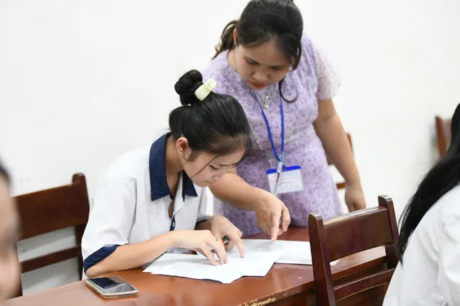 [TRỰC TIẾP]: Thí sinh đi xe lăn đến làm thủ tục thi tốt nghiệp ảnh 28