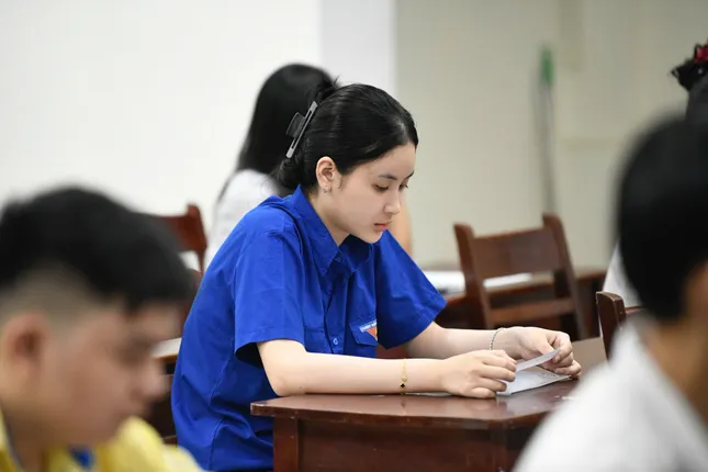 [TRỰC TIẾP]: Thí sinh đi xe lăn đến làm thủ tục thi tốt nghiệp ảnh 29