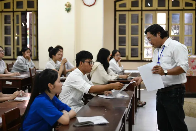 [TRỰC TIẾP]: Thí sinh đi xe lăn đến làm thủ tục thi tốt nghiệp ảnh 30