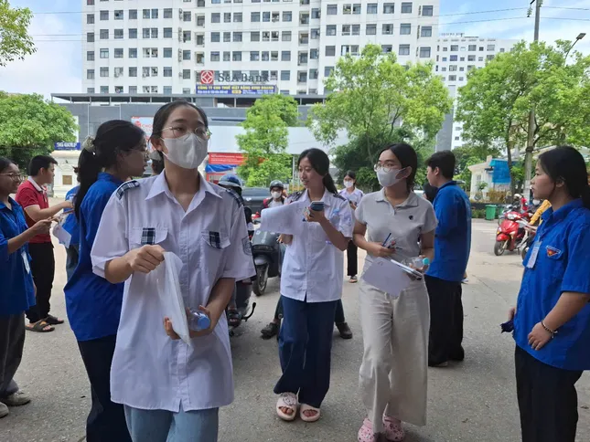 Sỹ tử chuẩn bị thi Toán, Cần Thơ đổ mưa lớn ảnh 16