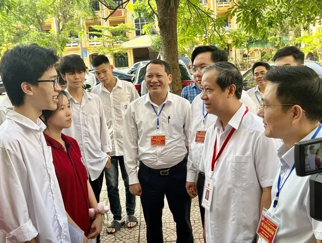 Sỹ tử hoàn thành bài Ngữ Văn, đề dễ thở, thí sinh phấn khởi ảnh 14