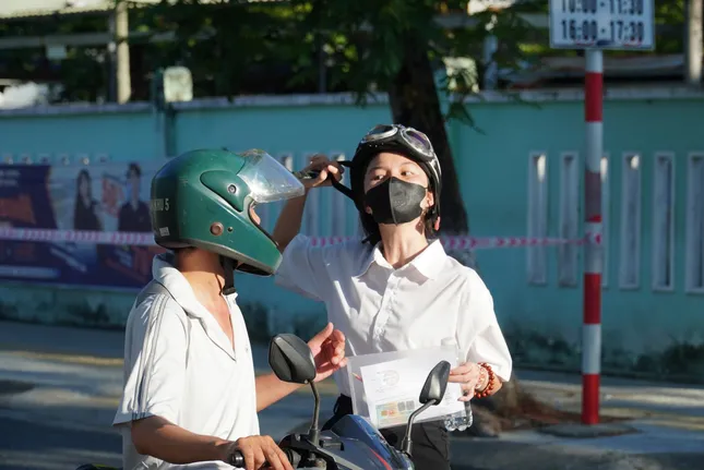 Sỹ tử hoàn thành bài Ngữ Văn, đề dễ thở, thí sinh phấn khởi ảnh 26