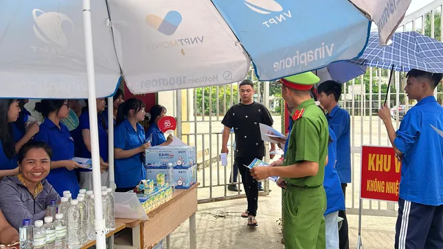 Sỹ tử hoàn thành bài Ngữ Văn, đề dễ thở, thí sinh phấn khởi ảnh 10