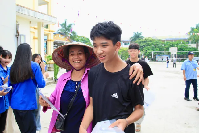 Sỹ tử hoàn thành bài Ngữ Văn, đề dễ thở, thí sinh phấn khởi ảnh 4