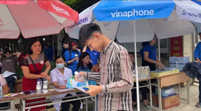 Sỹ tử hoàn thành bài Ngữ Văn, đề dễ thở, thí sinh phấn khởi ảnh 11