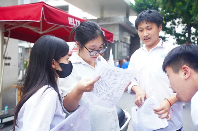Sỹ tử hoàn thành 'môn thi áp lực nhất': Cập nhật đề thi, giải đề Toán ảnh 6