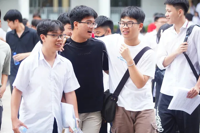 Sỹ tử hoàn thành 'môn thi áp lực nhất': Cập nhật đề thi, giải đề Toán ảnh 3