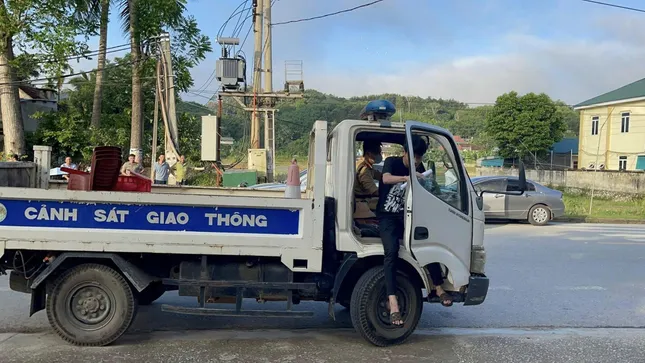 Nữ sinh quên căn cước được CSGT chở đến điểm thi ảnh 2