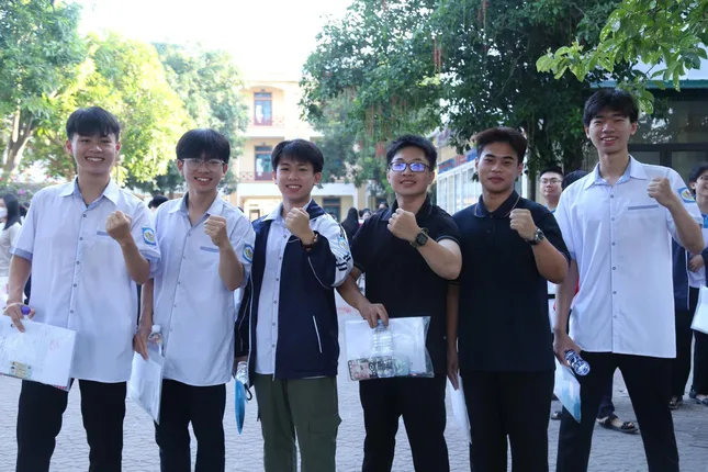 Sỹ tử hoàn thành bài Ngữ Văn, đề dễ thở, thí sinh phấn khởi ảnh 15