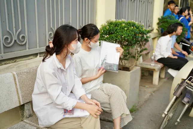 Sỹ tử hoàn thành bài Ngữ Văn, đề dễ thở, thí sinh phấn khởi ảnh 61