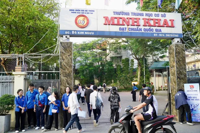 Sỹ tử hoàn thành bài Ngữ Văn, đề dễ thở, thí sinh phấn khởi ảnh 60