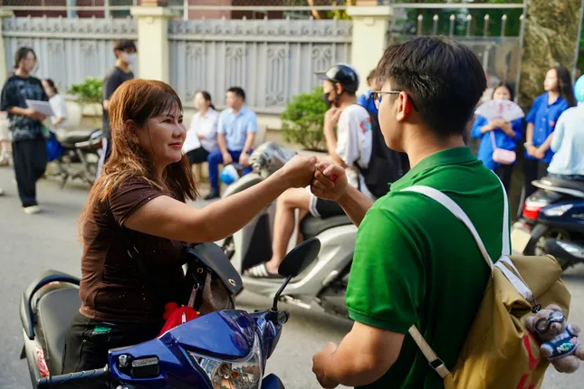 Sỹ tử hoàn thành bài Ngữ Văn, đề dễ thở, thí sinh phấn khởi ảnh 54