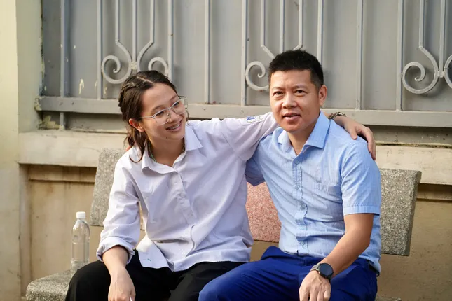 Sỹ tử hoàn thành bài Ngữ Văn, đề dễ thở, thí sinh phấn khởi ảnh 55
