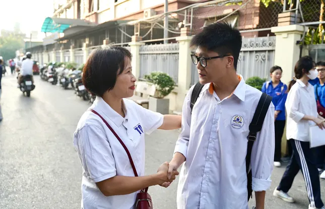 Sỹ tử hoàn thành bài Ngữ Văn, đề dễ thở, thí sinh phấn khởi ảnh 53